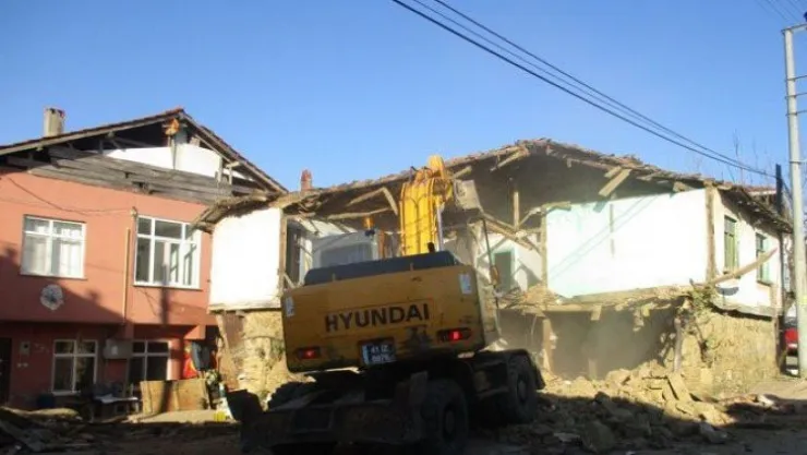 İzmit'te tehlike saçan metruk bina yıkıldı