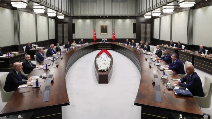 Kabine toplanıyor