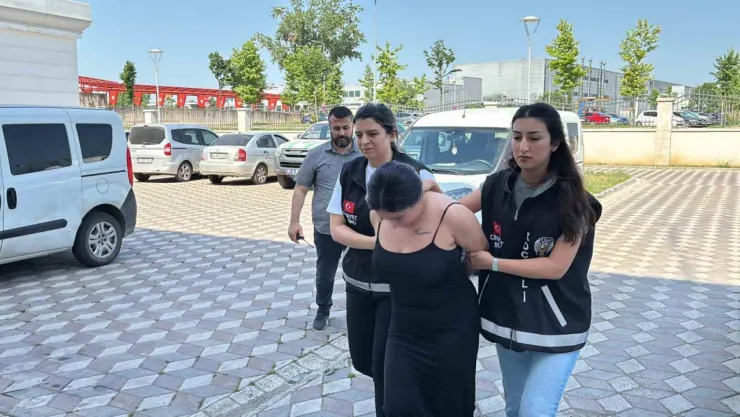 Kadın maganda genç kızlara dehşeti yaşattı