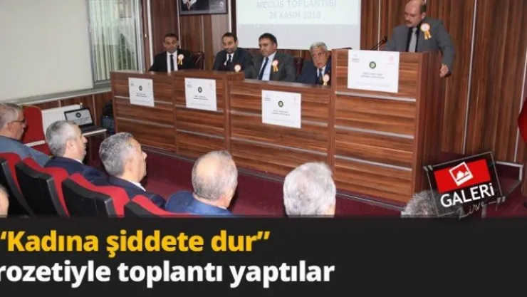 'Kadına şiddete dur' rozetiyle toplantı yaptılar