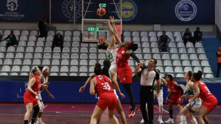 İzmit Belediyespor evinde farklı galip geldi: : 102-79