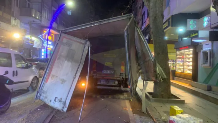 Kaldırımdaki ağaca çarpan komyonetin dorsesi param parça oldu