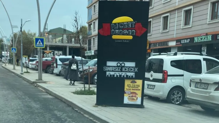 Kaldırımın ortasında reklam panosu