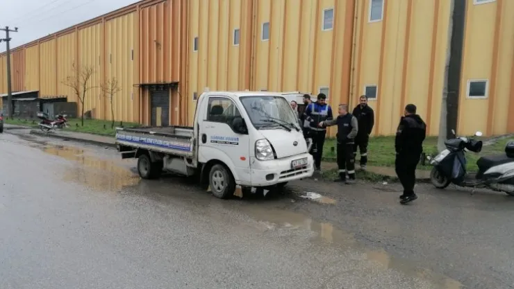 Kamyonet park halindeki tıra çarptı