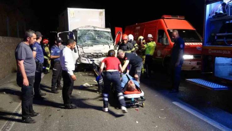 Kamyonette sıkışan sürücü kurtarıldı