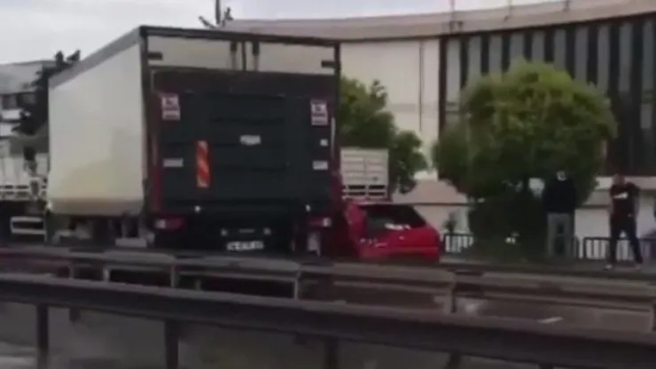 Kamyonun çarptığı otomobil tırın altına girdi: 3 yaralı!