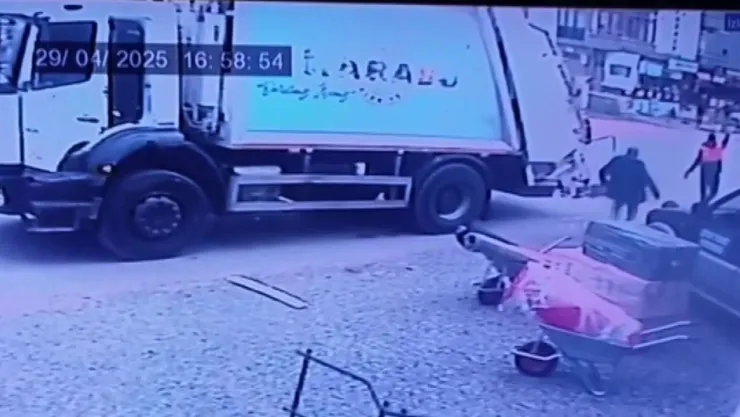 Karasu Belediyesi'ne ait çöp kamyonu 70 yaşındaki adamı ezdi