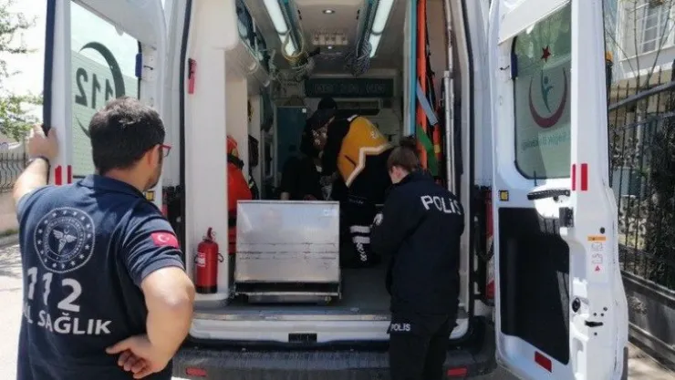 Karnına bıçak saplayarak bebeğini ve kendini öldürmek istedi