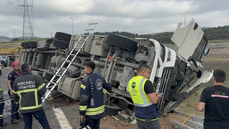Karpuz yüklü tır devrildi: 1 ölü, 3 yaralı