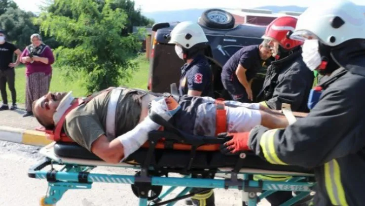 Karşı şeride uçan otomobilde can pazarı