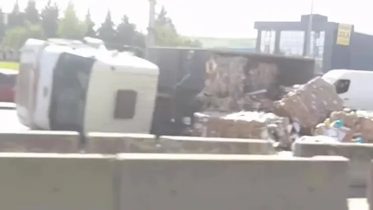 Kocaeli'de karton yüklü tır devrildi: 1 yaralı
