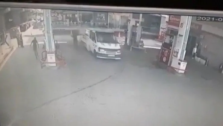 Kavga ettiği husumetlisini kamyonetle ezip metrelerce sürükledi