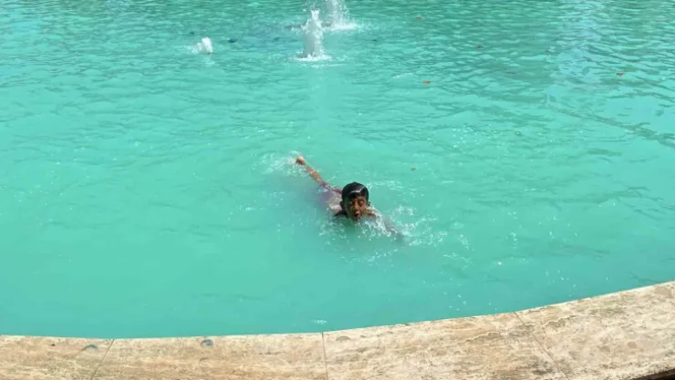 Kocaeli'de çocuklar süs havuzuna koştu