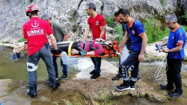 Kayalardan düşerek ayağı kırılan kadın kurtarıldı