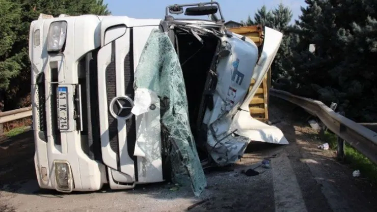 Kaza yapan tır yolu trafiğe kapattı