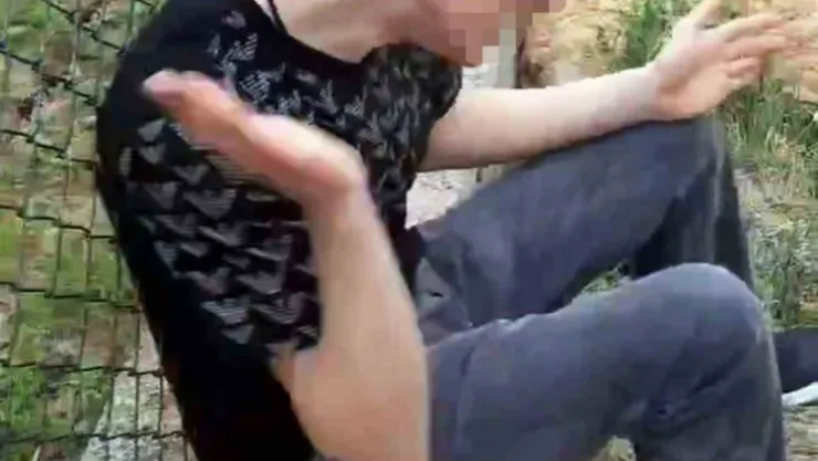 Kaza yaptı, ardından kendini tokatlayıp yumruklamaya başladı