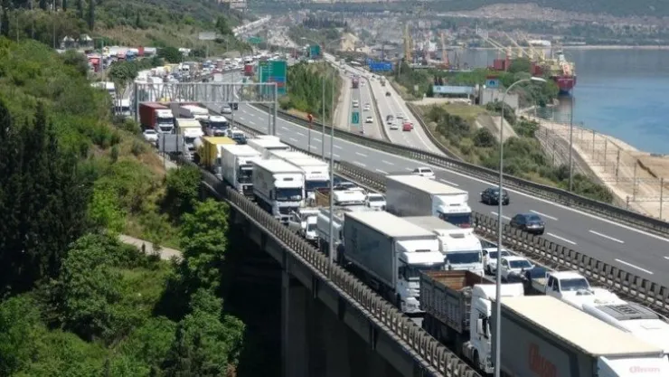 Kazanın ardından araçtan inenlere otomobil çarptı!