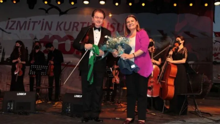 Keman virtüözü Cihat Aşkın, İzmit'te sahneye çıktı