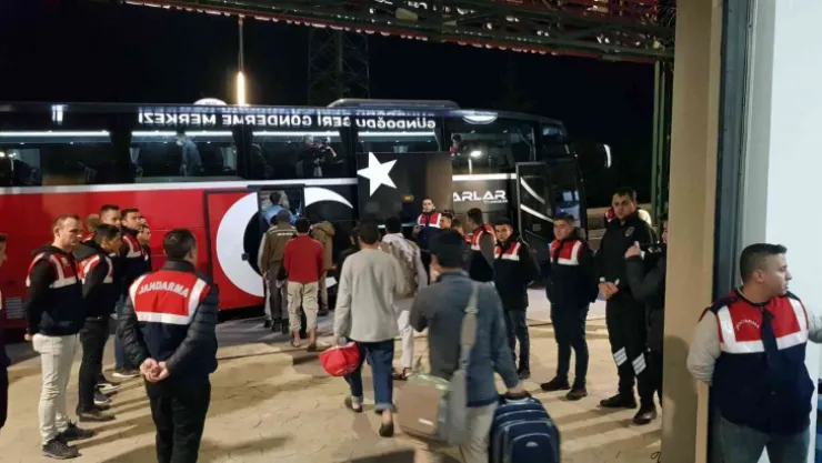Kimisi kaçmaya çalıştı, kimisi botların altında çıktı!