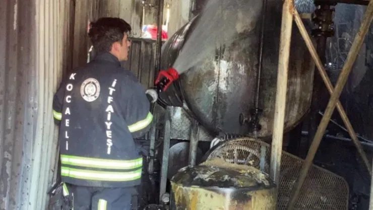 Kimyasal maddelerin bulunduğu fabrika alevlere teslim oldu