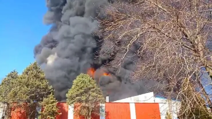 Fabrikada yangın: Dumanlar gökyüzünü kapladı