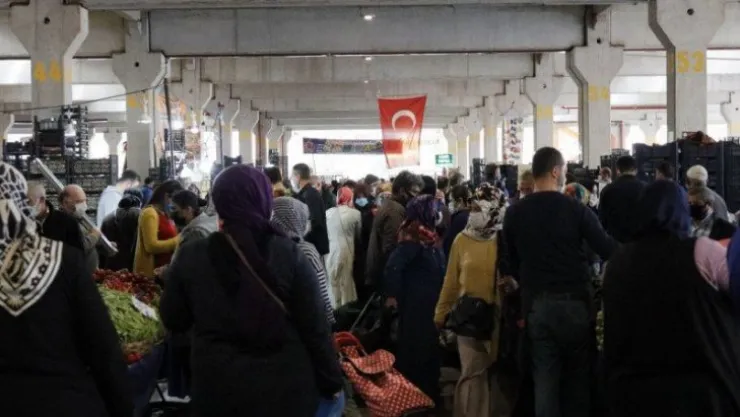 Kısıtlama öncesinde pazar alanları tıka basa doldu!