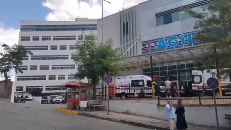 Okul çıkışı 2 kişiyi bıçakladılar