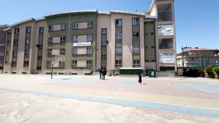 Veli sınıfı basıp, öğretmeni darp etmişti: 3 gözaltı