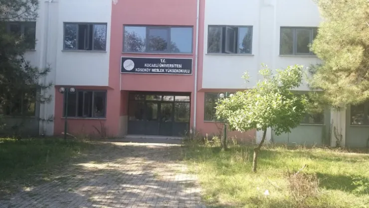 Koca okul çürümeye terk edildi