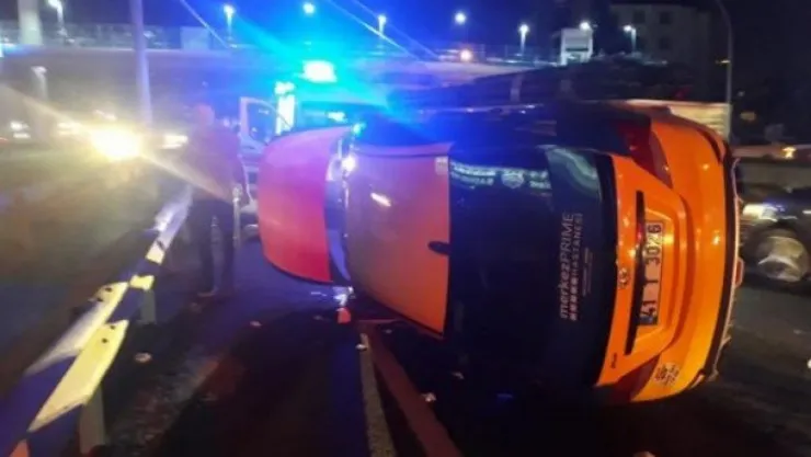 Kocaeli D-100'de 3 ticari taksi birbirine girdi!