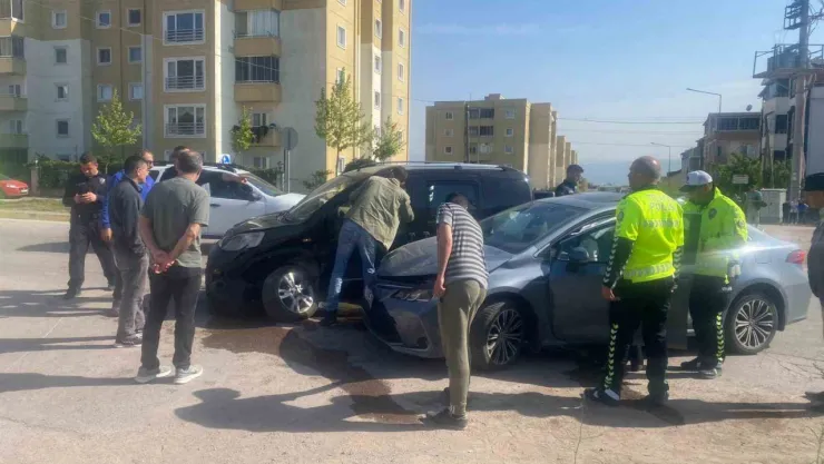 Kocaeli'de 3 araçlı zincirleme kaza: 3 yaralı