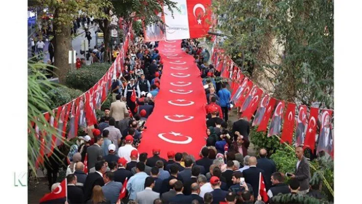 Kocaeli'de 300 metre bayrakla yürüdüler