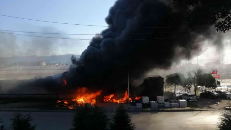Kocaeli'de bir petrol firması alev alev yanıyor