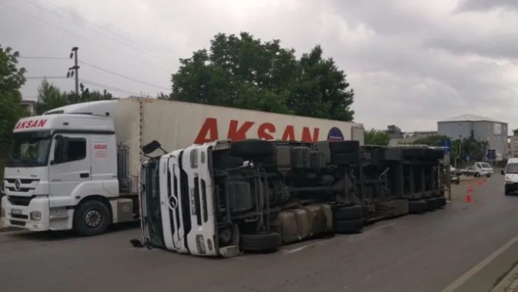 Kocaeli'de çikolata yüklü TIR devrildi!