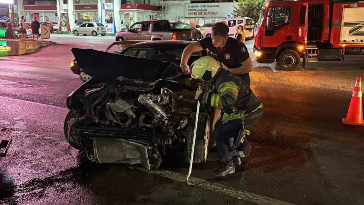 Kocaeli'de iki otomobil çarpıştı: 4 yaralı