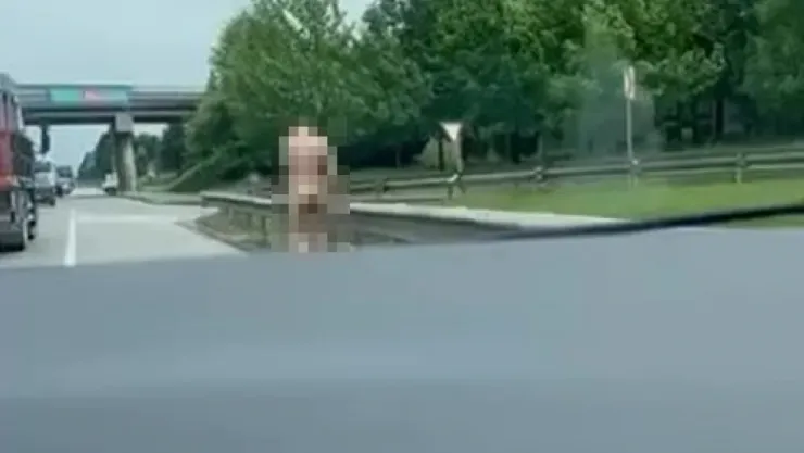 Kocaeli'de karayolunda çırılçıplak dolaştı