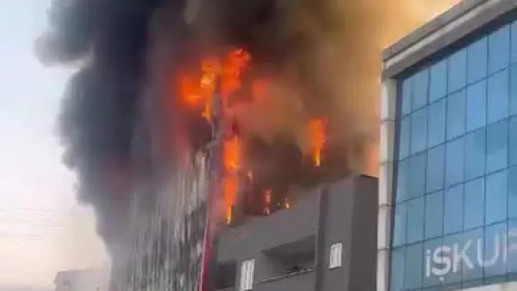 Kocaeli'de iş yerinde yangın, çok sayıda ekip sevk edildi