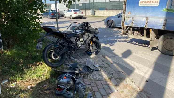 Kocaeli'de kamyonetle çarpışan motosiklet sürücüsü ağır yaralandı