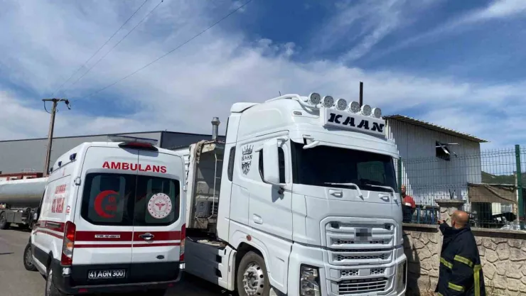 Kocaeli'de kamyonun damperi elektrik tellerine çarptı