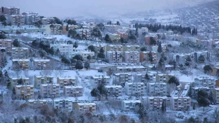 Kocaeli'de kar yağışı etkili oluyor