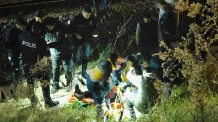 Kocaeli'de köprüden rayların üzerine atladı