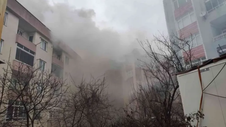 Korkutan yangın: 2 kişi dumandan etkilendi
