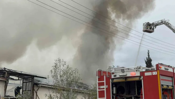 Kocaeli'de mutfak tezgahları üretim tesisinde korkutan yangın