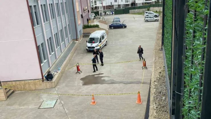 Kocaeli'de okulun 4'üncü katından düşen liseli ağır yaralandı
