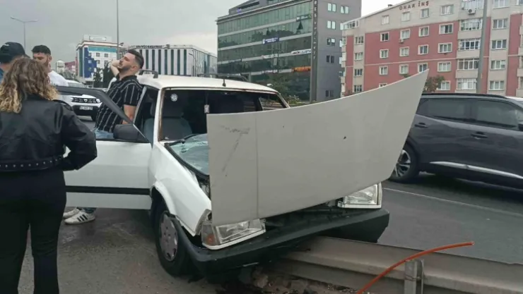 Kocaeli'de otomobil bariyerlere çarptı yaralı var