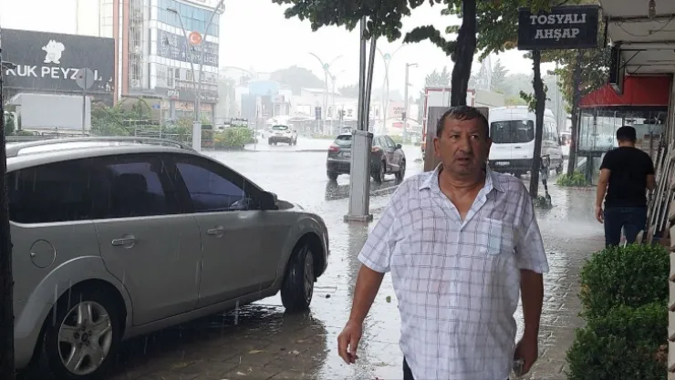 Sağanak hayatı olumsuz etkiledi, caddeler sular altında kaldı