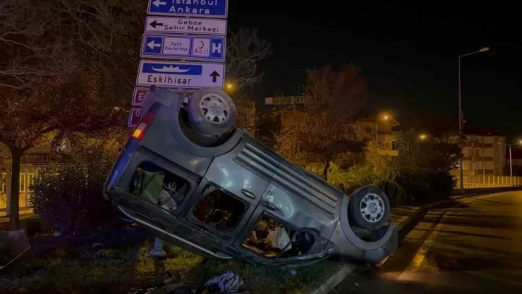Kocaeli'de ticari araç takla attı: 6 yaralı