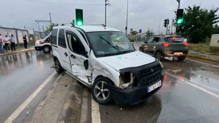 Kocaeli'de iki araç çarpıştı: 4 yaralı