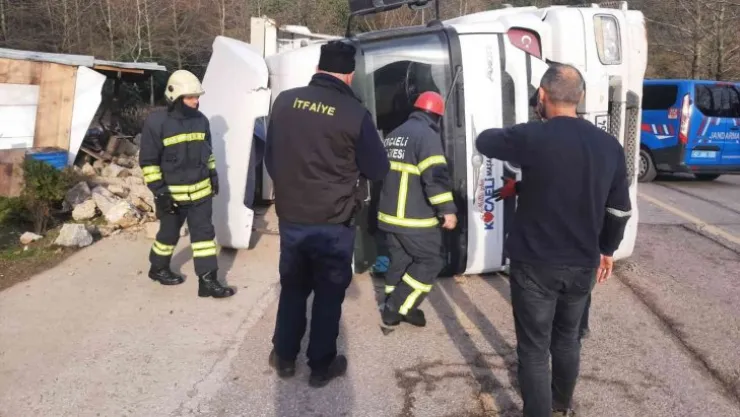 Kocaeli'de tır devrildi!