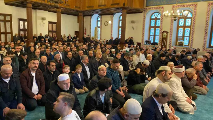 Kocaeli'de vatandaşlar bayram namazı için camiye akın etti